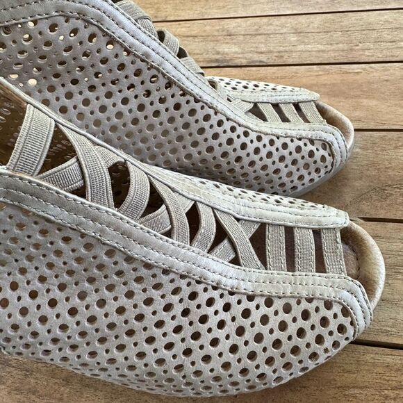 Earth Taupe Calla PerforatedLeather Peep-toe Slingback Sandal 7.5 - Picture 2 of 9